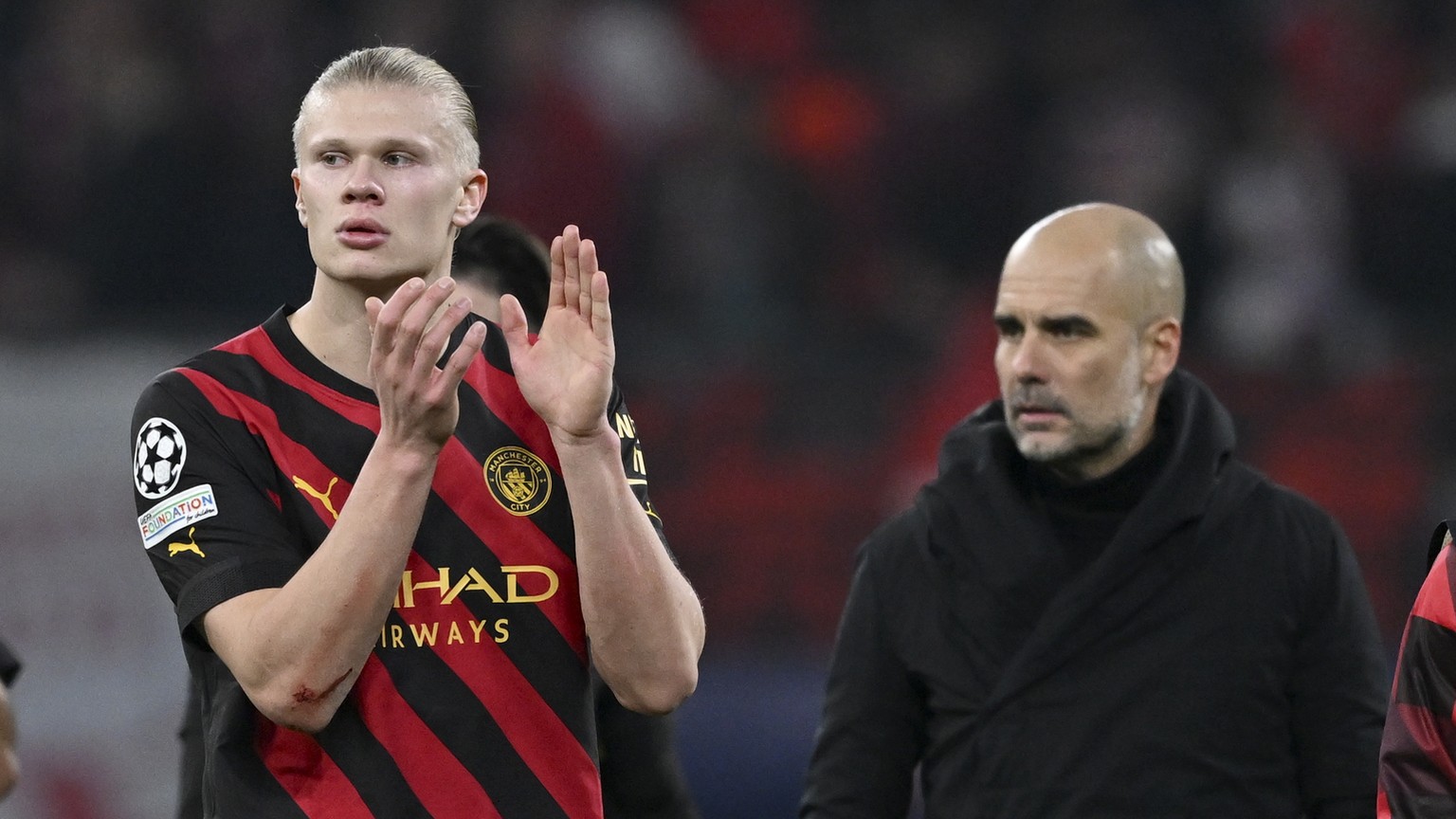 epa10484481 Erling Haaland (C) and teammates of Manchester City greet the fans after the UEFA Champions League, Round of 16, 1st leg between RB Leipzig and Manchester City in Leipzig, Germany, 22 Febr ...