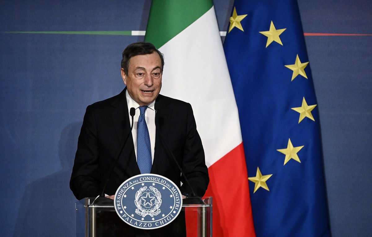 epa09653550 Italian Prime Minister Mario Draghi attends his year-end press conference in Rome, Italy, 22 December 2021. In his speech, the Italian Prime Minister hinted that he would be inclined to ac ...