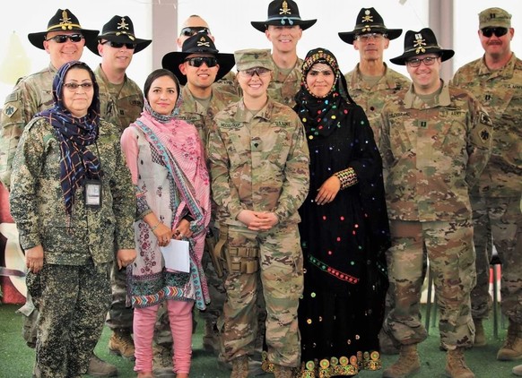 Mursal Ahmadzai (in rosa) mit US-Soldaten auf der Militärbasis New Kabul Compound im Jahr 2019.