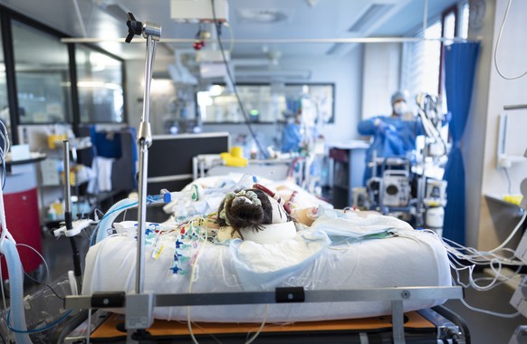 ZU COVID-19-PATIEN*INNEN AUF DER INTENSIVSTATION DES ZUERCHER STADTSPITALS TRIEMLI UND DEREN BEHANDLUNG MIT EINEM ECMO STELLEN WIR IHNEN FOLGENDES NEUES BILD ZUR VERFUEGUNG. WEITERE BILDER FINDEN SIE  ...