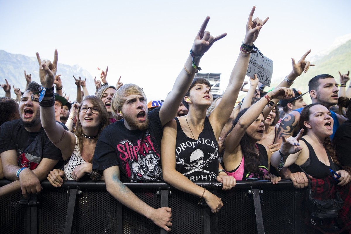 Fans cheer during the performance of Canadian punkrock band "Sum 41" at the Greenfield Openair Festival, Thursday, June 8, 2017, in Interlaken, Switzerland. (KEYSTONE/Peter Klaunzer)