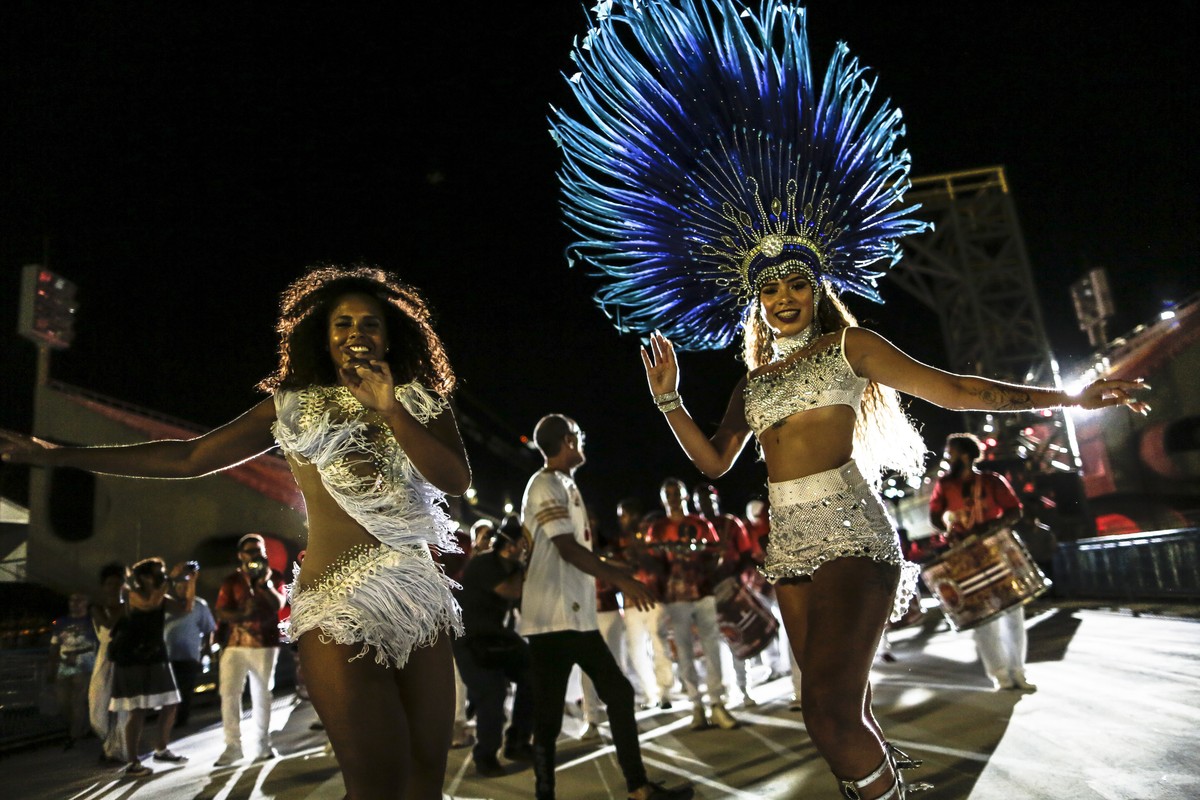epa09782789 Dancers take over the 'Samba walkway' at the Carnival Samba School during a celebration to start the traditional festivities, in Rio de Janeiro, Brazil, 24 February 2022. The eve ...