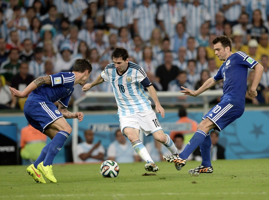 Argentina v Bosnia-Herzegovina: Group F - 2014 FIFA World Cup, WM, Weltmeisterschaft, Fussball Brazil RIO DE JANEIRO, BRAZIL - JUNE 15: Dzeko 11 of Bosnia and Herzegovina fights off Fernandez 17 of Ar ...