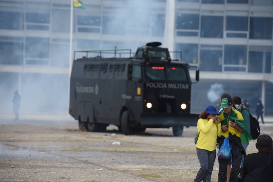 News Bilder des Tages Brasilien, Anhänger des Ex-Präsidenten Jair Bolsonaro stürmen mehrere Regierungsgebäude in Brasilia BRASÍLIA, DF - 08.01.2023: TERRORISMO ANTIDEMOCRÁTICO EM BRASÍLIA - This Sunda ...