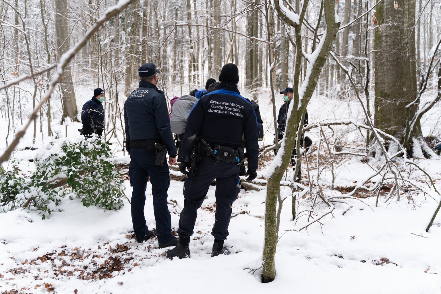 Polizisten stehen neben Aktivisten vom Protestcamp &quot;ZAD Geissberg&quot; gegen die Erweiterung des Steinbruchs Gabenchopf des Zementkonzerns Holcim, am Sonntag, 3. April 2022, bei Villigen AG. Die ...