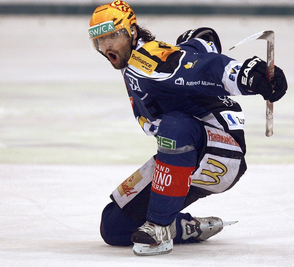 Josh Holden vom EV Zug jubelt, beim Eishockeyspiel der National League A zwischen dem EV Zug und dem HC Lugano, am Sonntag, 22. November 2009 im Hertistadion in Zug. (KEYSTONE/Photopress/Sigi Tischler ...