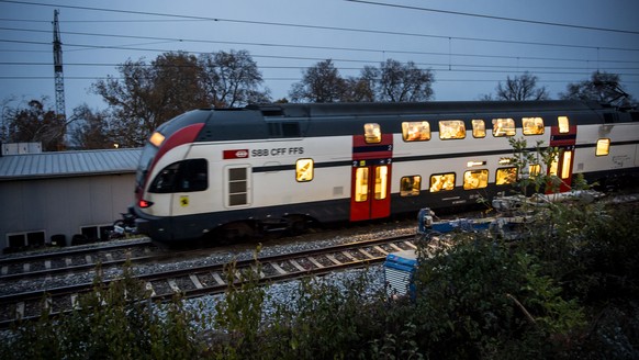 Un train des CFF/SBB circule le vendredi 12 novembre 2021 a Tolochenaz. Les trains ont recommence a circuler vendredi matin sur la ligne CFF entre Lausanne et Geneve, a vitesse reduite dans le secteur ...