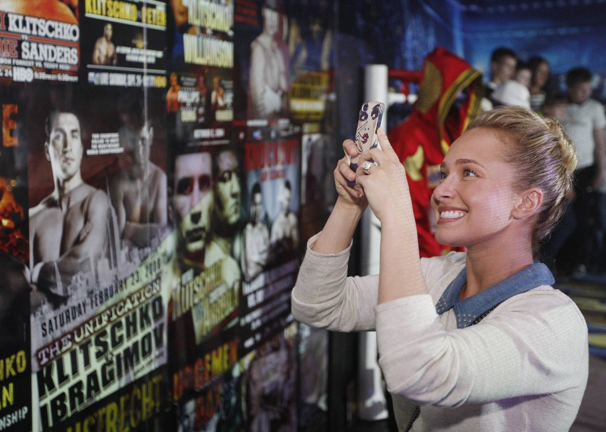 ITAR-TASS: KIEV, UKRAINE. JUNE 1, 2014. Wladimir Klitschko s girlfriend, US actress Hayden Panettiere at the opening of an exhibition-museum of the Klitschko brothers personal items and trophies. PUBL ...