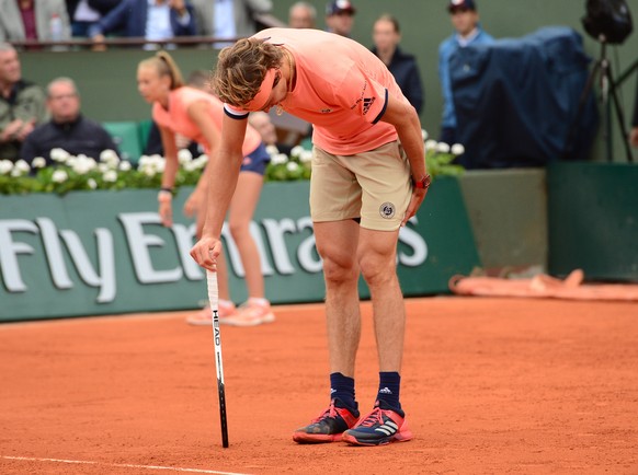 epa06786602 Alexander Zverev of Germany reacts due to an injury as he plays Dominic Thiem of Austria during their menâs quarter final match during the French Open tennis tournament at Roland Garros  ...