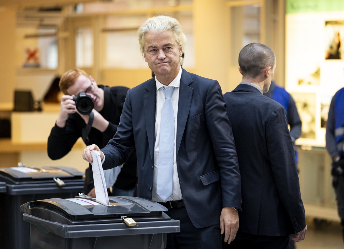 epa12489543 Party for Freedom (PVV) leader Geert Wilders casts his vote for the House of Representatives elections at City Hall in The Hague, Netherlands, 29 October 2025. EPA/KOEN VAN WEEL