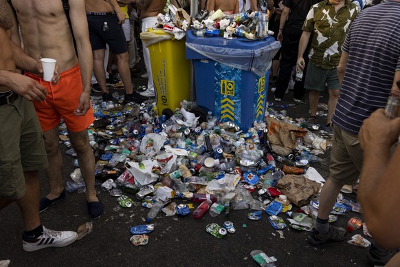 epa10797857 Trash piles up on the street during the 30th Street Parade in the city center of Zurich, Switzerland, 12 August 2023. The annual dance music event runs this year under the theme &#039;I wi ...