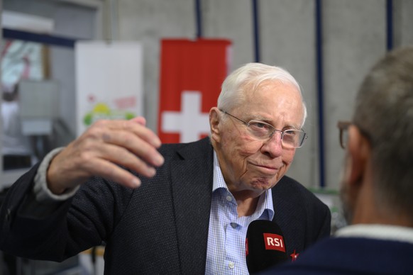 Alt Bundesrat Christoph Blocher gibt ein Interview waehrend der SVP an der Delegiertenversammlung der Schweizerischen Volkspartei SVP, fotografiert am Samstag, 25. Oktober 2025 in Wimmis. (KEYSTONE/Ch ...