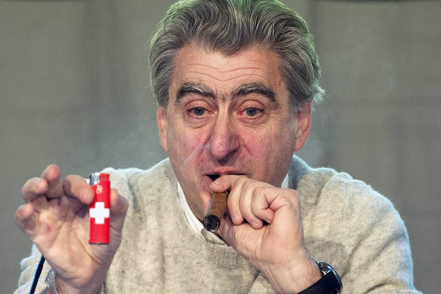 Nick Hayek, CEO und Konzernleitungspraesident der Swatch Group raucht eine Zigarre an der Bilanzmedienkonferenz der Swatch Group, am Mittwoch 6. Maerz 2013, in Grenchen. (KEYSTONE/Peter Schneider)