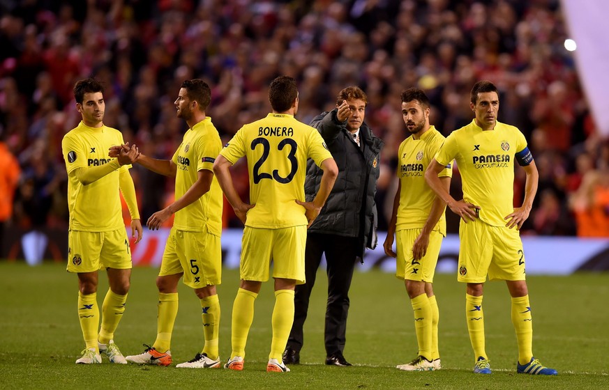 epa05291181 Villarreal players are dejected after the UEFA Europa League semi final second leg soccer match between Liverpool FC vs FC Villarreal at Anfield in Liverpool, Britain, 05 May 2016. EPA/PET ...