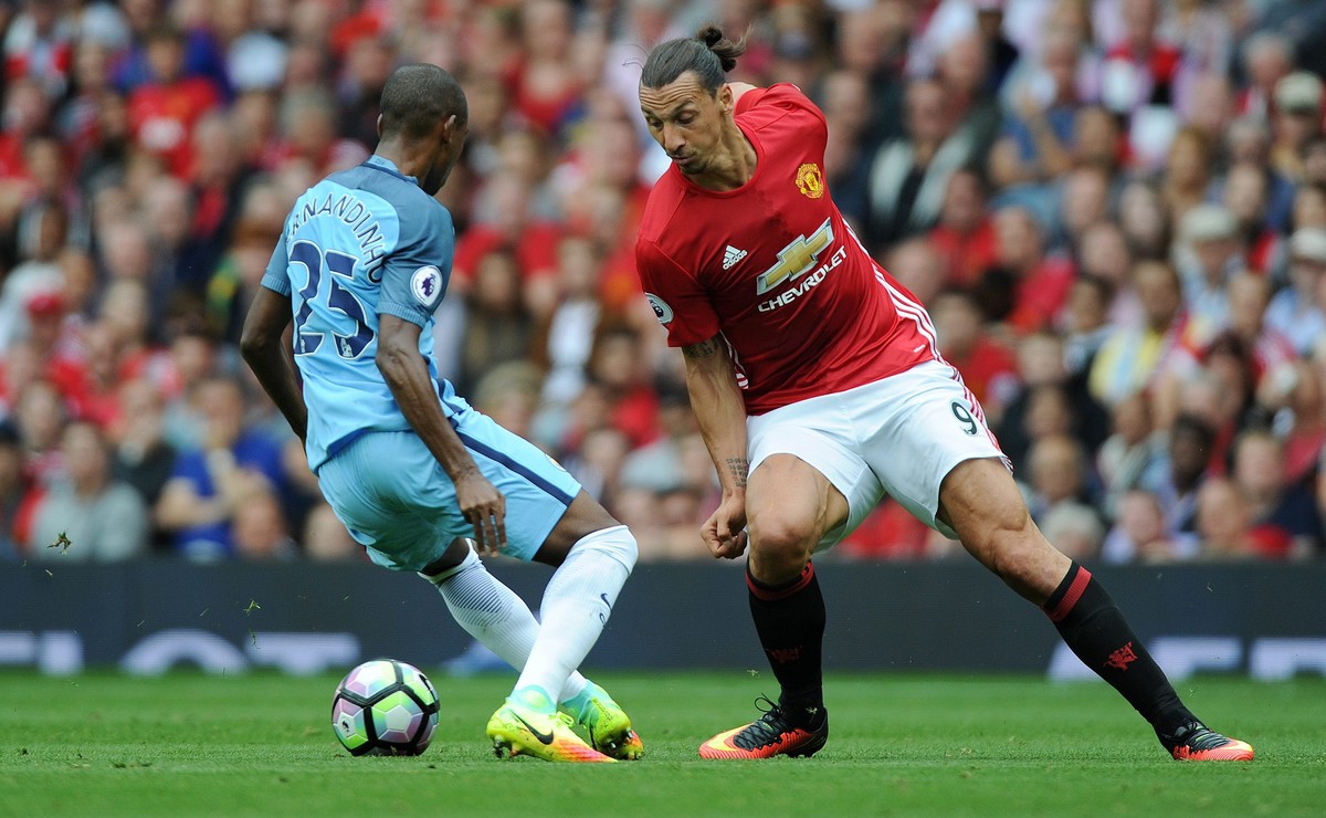 epa05533189 Manchester City's Fernandinho (L) in action with Manchester United's Zlatan Ibrahimovic (R) during the English Premier League soccer match between Manchester United and Mancheste ...