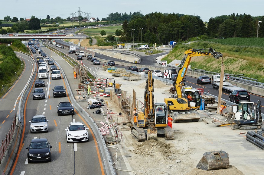Personenwagen und Lastwagen stauen sich im Abendverkehr neben einer Baustelle auf der Autobahn A1 auf der Nordumfahrung Zuerich vor dem Nordportal des Gubrist Tunnels, aufgenommen am Montag, 26. Juni  ...