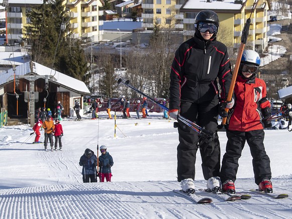 Skifahren soll in der Schweiz über die Festtage allen offenstehen. Der Nationalrat lehnt Kapazitätseinschränkungen wegen der Corona-Pandemie, wie sie derzeit diskutiert werden, ab.(Archivbild)