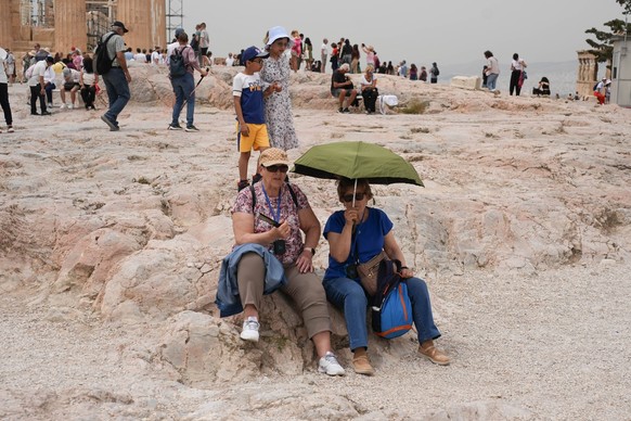 Daily Life In Athens Tourists are visiting the Acropolis in Athens, Greece, on May 18, 2024. Athens Greece PUBLICATIONxNOTxINxFRA Copyright: xGiannisxAlexopoulosx originalFilename: alexopoulos-notitle ...