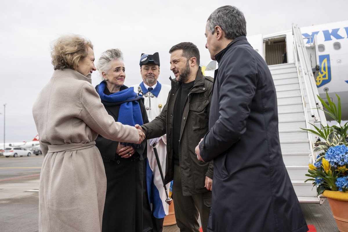 Volodymyr Zelenskyy, President of Ukraine, 2nd right, is welcomed after disembarking by Corine Mauch, Mayor of Zurich, left, Carmen Walker Spaeh, member of the government of the Canton of Zurich, 2nd  ...