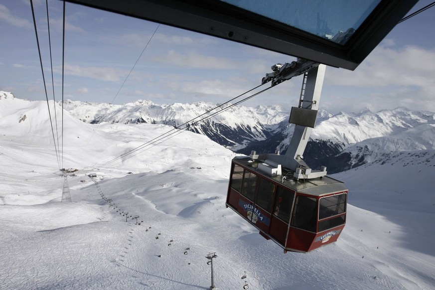 Die Luftseilbahn von der Talstation bei der Parsennhuette schwebt am Dienstag, 15. Januar 2008 dem Weissfluhjoch im Skigebiet von Parsenn oberhalb Davos entgegen. (KEYSTONE/Arno Balzarini)