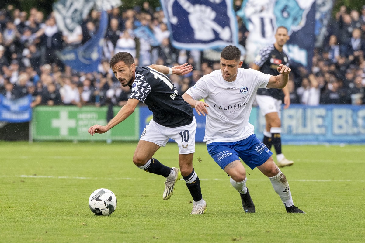 Antonio Marchesano, links, von Zuerich im Spiel gegen Alan Nabarro, rechts, von Zug beim Schweizer Fussball Cup 1/32 Finalspiel zwischen Zug 94 und dem FC Zuerich vom Sonntag, 18. August 2024 in Zug.  ...