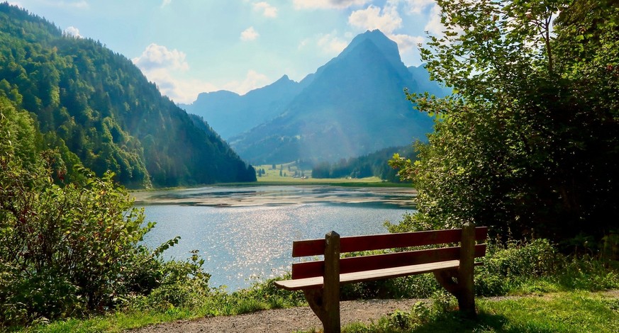 Rauszeit Schönste Aussichtsbänkli der Schweiz Aussichtssitzbank Sitzbank Bankgeheimnisse Verein für Bankkultur Obersee GL