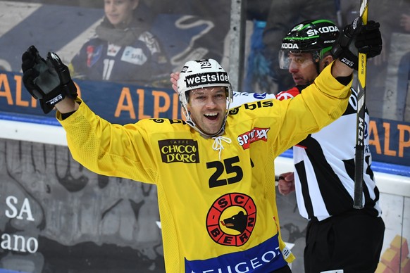 Bern&#039;s Andrew Ebbett celebrates his 0-1 goal, during the preliminary round game of National League A (NLA) Swiss Championship 2016/17 between HC Ambri Piotta and SC Bern, at the ice stadium Valas ...