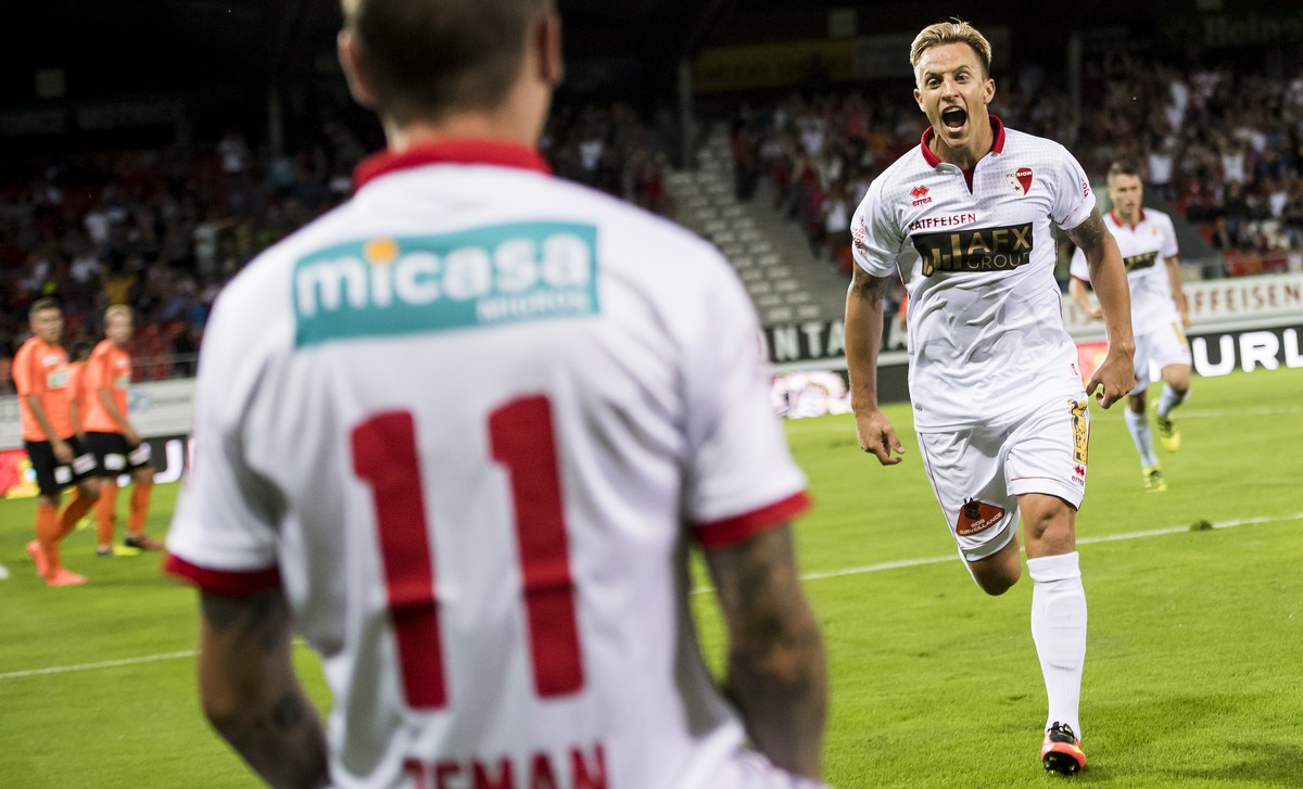 Le joueur valaisan Reto Ziegler, droite, laisse eclater sa joie apres l'egalisation avec le joueur valaisan Martin Zeman, gauche, lors de la rencontre de football de Super League entre le FC Sion ...
