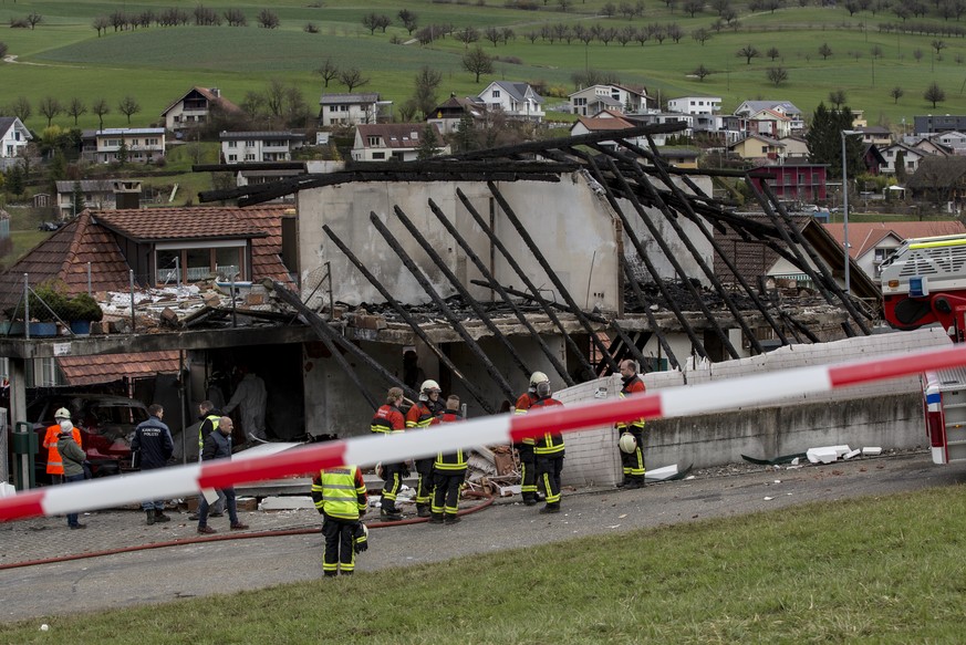 Rettungskraefte bei einem niedergebrannten Einfamilienhaus in Gansingen, am Sonntag, 19. Maerz 2017. Der Brand am Sonntagmorgen wurde durch eine Explosion ausgeloest. Die Rettungskraefte haben zwei Le ...