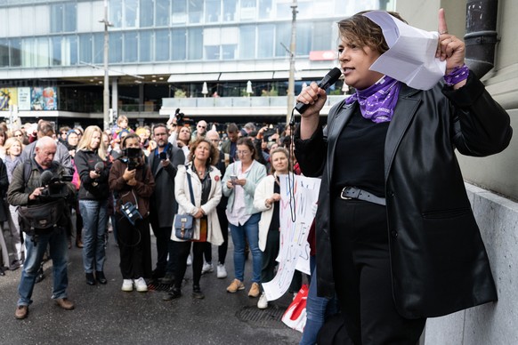 Nationalratein Tamara Funiciello, SP-BE spricht anlaesslich einer Feministischen Protestaktion gegen die AHV-21 Abstimmung vom vergangenen Sonntag, am Montag, 26. September 2022, in Bern. (KEYSTONE/Pe ...