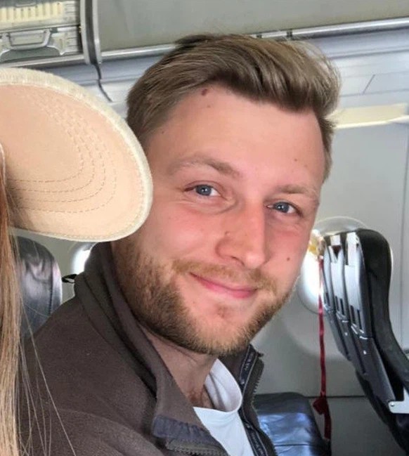 Erst als die Maschine nach Izmir wirklich gestartet ist, erlaubt sich Tilman loszulassen.