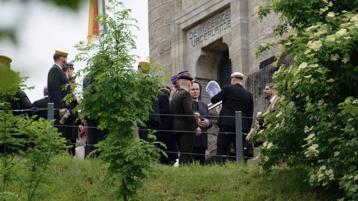 Burschen-Netzwerke: Hoewer (Bildmitte, schwarze Mütze) mit dem AfD-Abgeordneten Torben Braga (direkt daneben), einem engen Höcke-Vertrauten, und Philip Stein (ganz rechts), Chef des Vereins "Ein  ...