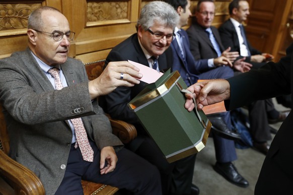 Claude Janiak, Staenderat SP-BL, links, wirft seinen Stimmzettel in die Urne, waehrend einer vereinigten Bundesversammlung in der Herbstsession der Eidgenoessischen Raete, am Mittwoch, 28. September 2 ...