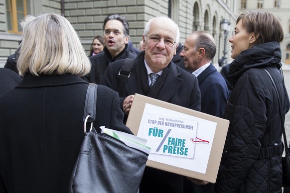 Alt-Staenderat Hans Altherr traegt eine Schachtel mit Unterschriften zur Einreichung der Eidgenoessischen Volksinitiative &quot;Stop der Hochpreisinsel - fuer faire Preise (Fair-Preis-Initiative)&quot ...