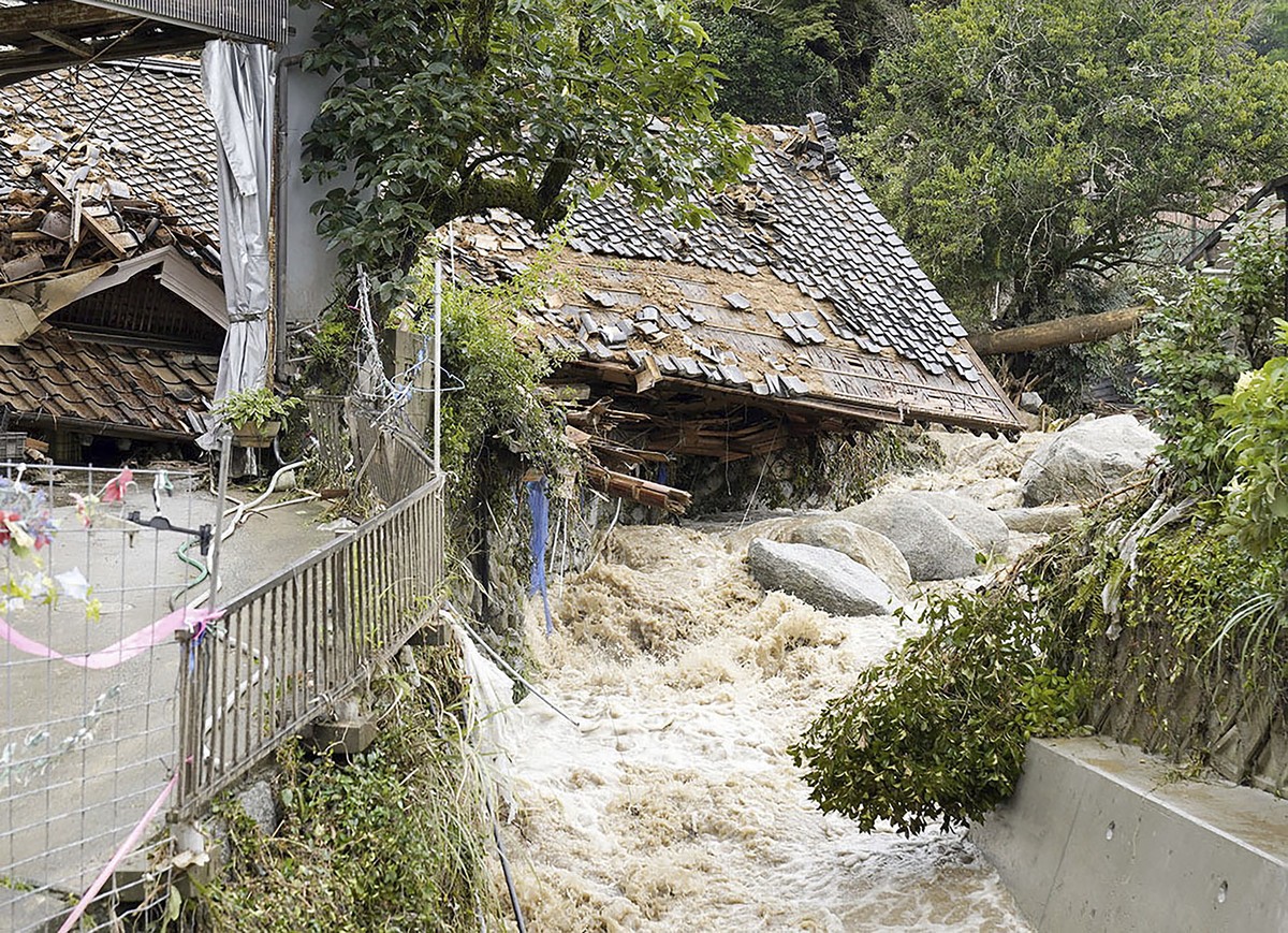Le Japon est habituellement affecté par la saison des pluies entre juin et juillet.