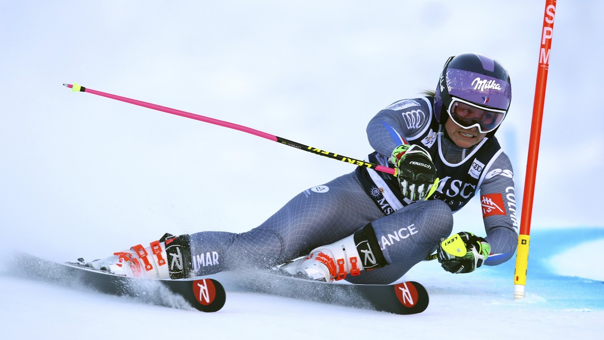 France's Tessa Worley speeds down the course during the first run of an alpine ski, women's World Cup giant slalom, in Lenzerheide, Switzerland, Saturday, Jan. 27, 2018. (AP Photo/Alessandro ...