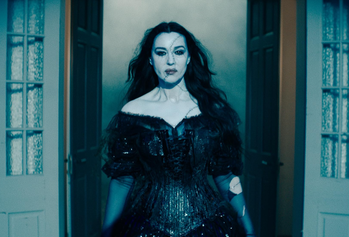 Monica Bellucci joue Delores, l'ex-femme de Beetlejuice.