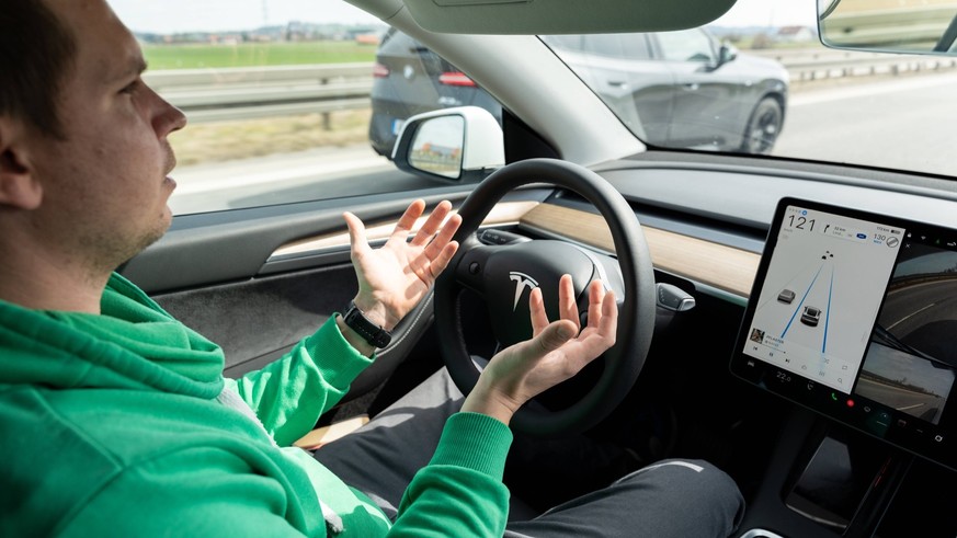 Kann man beim Tesla-Fahren bald Netflix schauen? Das Bundesamt für Strassen ordnet ein