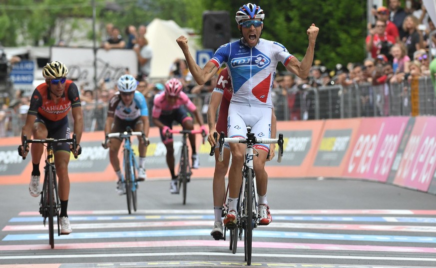 epa05993444 French rider Thibaut Pinot celebrates winning the 20th stage of the 100th Giro d&#039;Italia cycling race, over 190 km from Pordenone to Asiago, Italy, 27 May 2017. EPA/ALESSANDRO DI MEO