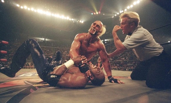 FILE - Hollywood Hulk Hogan puts a choke hold on the neck of Utah Jazz basketball star Karl Malone at a pay-per-view wrestling match July 12, 1998, in San Diego. (AP Photo/Lenny Ignelzi, File)
Obit Hu ...