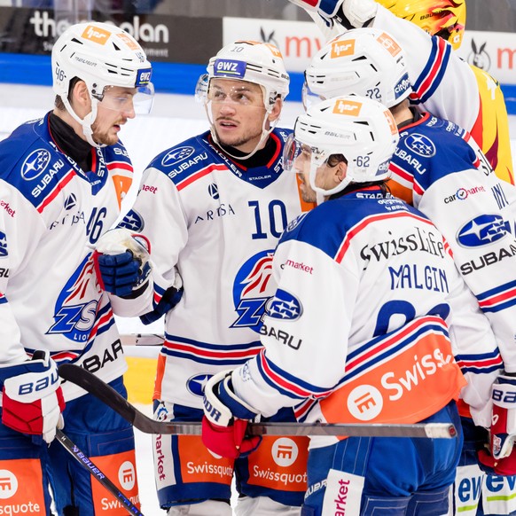 Dean Kukan (ZSC), Sven Andrighetto (ZSC), Denis Malgin (ZSC), Santtu Kinnunen (ZSC) und PostFinance Top Scorer Derek Grant (ZSC), von links, bejubeln das Tor zum 0:3 im Spiel der Eishockey National Le ...