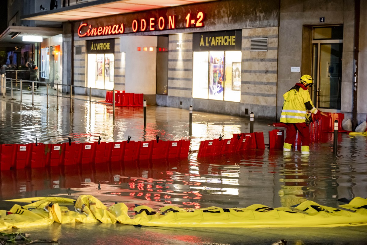 Un pompier constate le debordement de la riviere la Morges sur une route suite a un orage qui a entraine une importante inondation dans le centre ville le mardi 25 juin 2024 a Morges. (KEYSTONE/Lauren ...