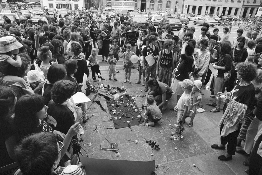 Frauen demonstrieren mit Nelken vor dem Bundeshaus in Bern zu Beginn der Tschernobyl-Debatte im Nationalrat, aufgenommen am 16. Juni 1986. Nach dem Reaktorunfall im April 1986 im Kernkraftwerk Tschern ...