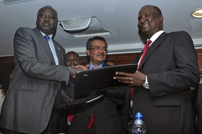 Regierungsvertreter Nhial Deng Nhial (l.) und Rebellenvertreter Taban Deng (r.) schütteln einander die Hände. Der äthiopische Aussenminister Tedros Adhanom (M.) schaut zu.&nbsp;