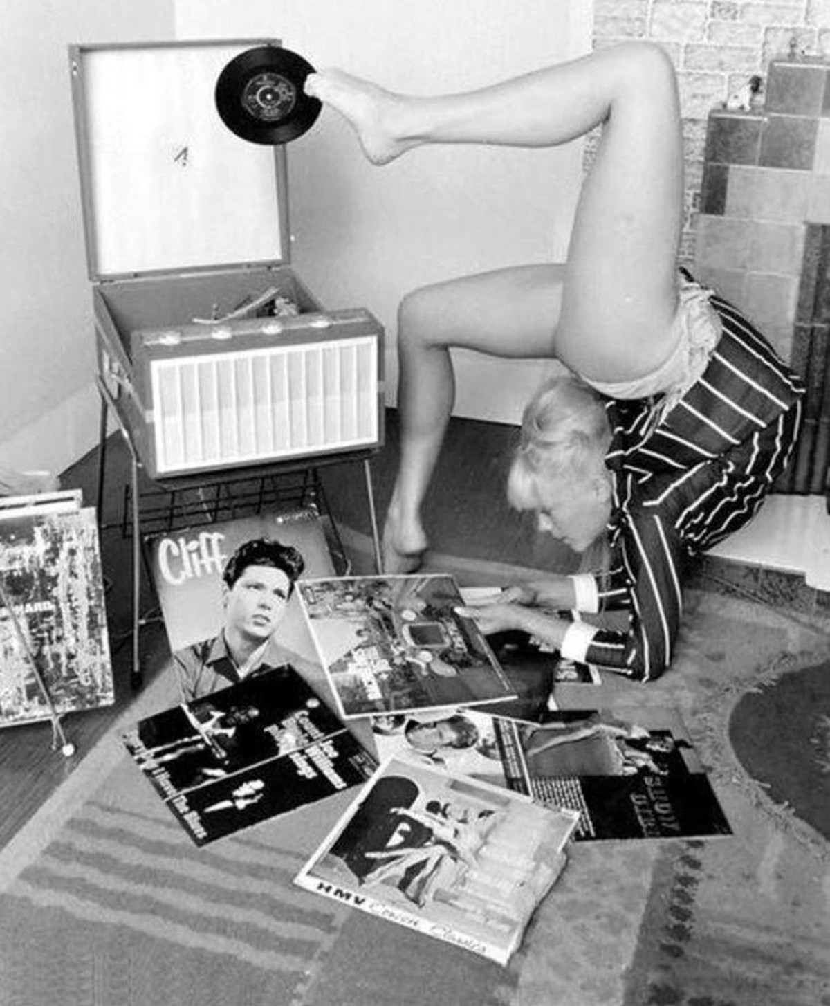 Vintage damen frauen mit vinyl platten LPs musik retro pinup http://hifahsoul.com/tag/rza/