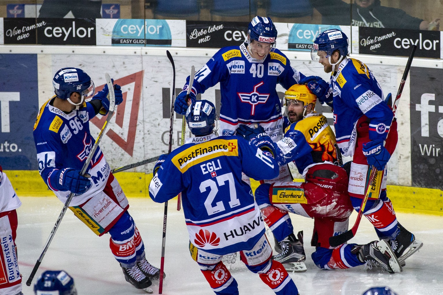 EHC Kloten Stuermer Denis Hollenstein, gelber Helm, feiert seinen Treffer zum 3-2 in der dritten Verlaengerung mit seinen Mitspielern im dritten Eishockey Spiel der Ligaqualifikation der National Leag ...