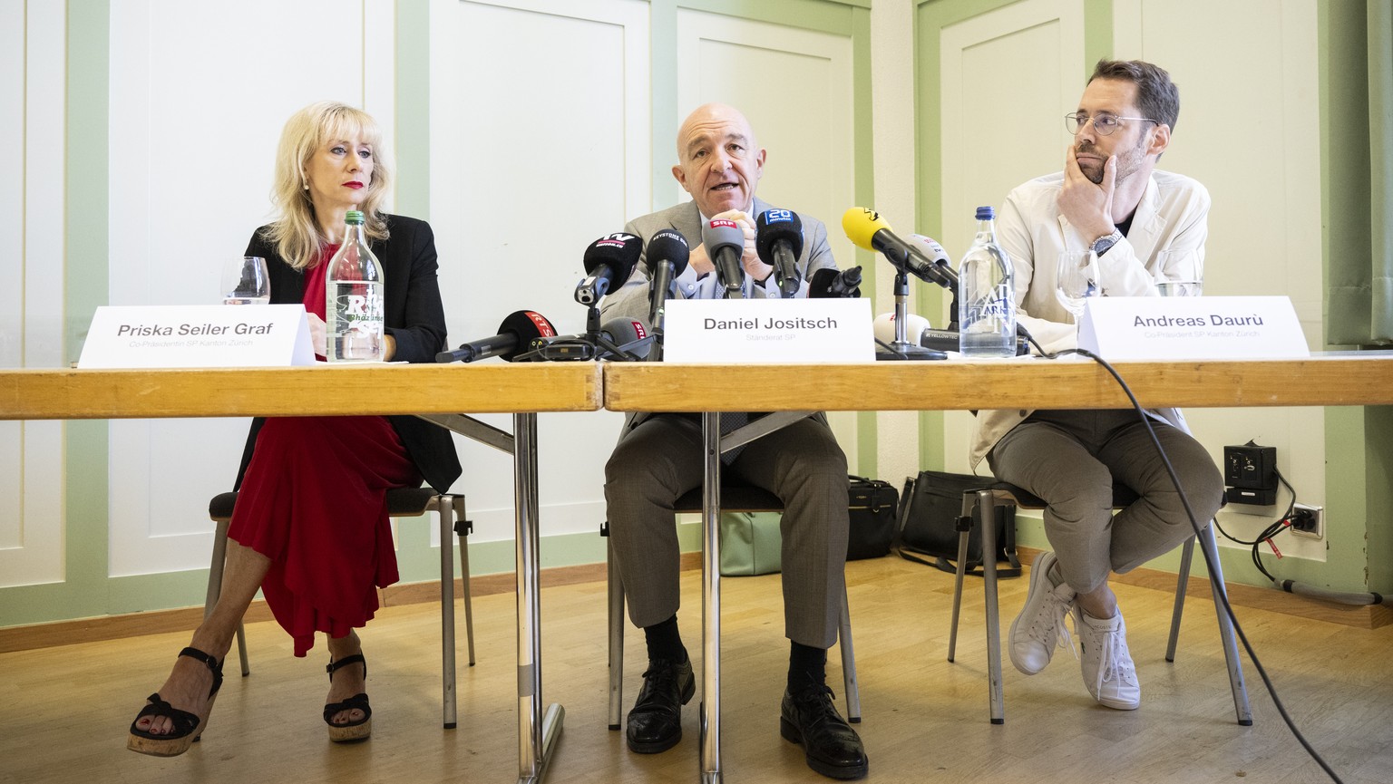 Der Zuercher SP-Staenderat Daniel Jositsch, Mitte, spricht neben Nationalraetin Priska Seiler Graf und Kantonsrat Andreas Dauru an einer Medienkonferenz ueber seine Bundesratskandidatur, aufgenommen a ...