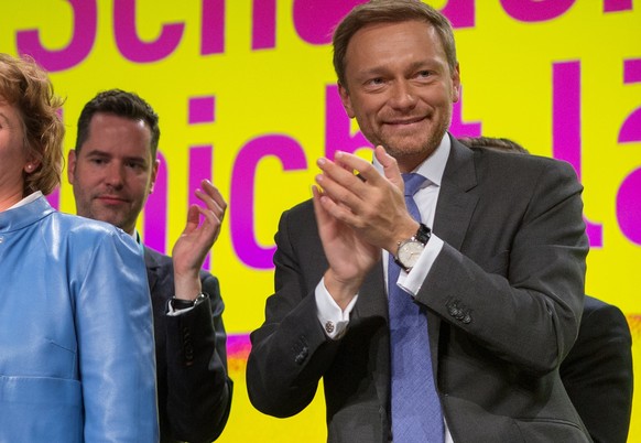 FDP-Generalsekretärin Nicola Beer (M) steht am 29. April 2017 nach ihrer Rede beim FDP-Bundesparteitag in Berlin neben dem FDP-Bundesvorsitzenden Christian Lindner (r) und dem Vorsitzenden der FDP Bad ...