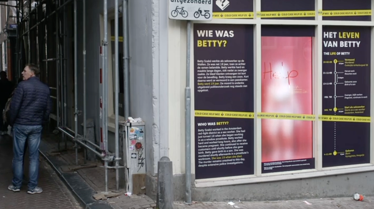 Kampagne, um den Mord an Betty Szabó aufzuklären. Fenster in De Wallen, Ecke Korte Stormsteeg und Oudezijds Achterburgwal. 9.-16. Novemver 2024.