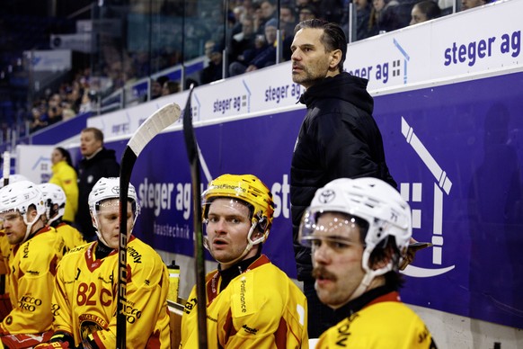 SCL Tigers Cheftrainer Thierry Paterlini waehrend dem Eishockey-Meisterschaftsspiel der National League zwischen den Teams EHC Kloten und SCL Tigers am Samstag, 11. Januar 2025, in Kloten. (KEYSTONE/P ...